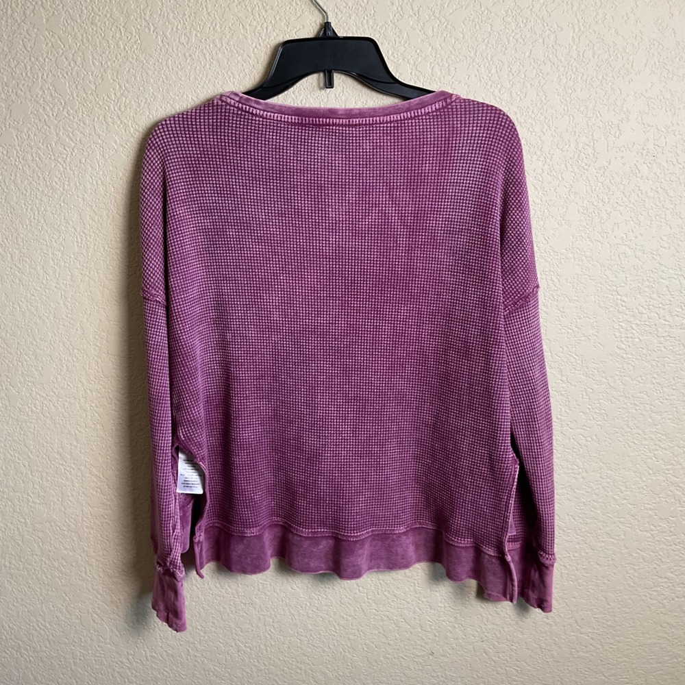 Betsy Johnson Womens Medium Waffle Textured Thermal Graphic Long‎ Sleeve Top - Picture 2 of 9